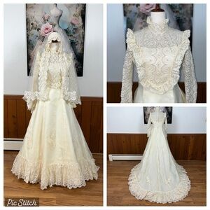 Fabulous Vintage 1970s Queen Fit Gowns Wedding Gown & Veil!